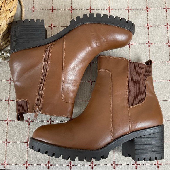 Bella Vita “Connery” Chelsea Boot Lug Sole Leather Ankle Boots Sz 10 Wide Comfy - Picture 7 of 8